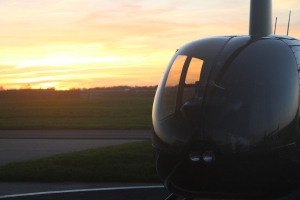 Licence de pilote privé d'Hélicoptère CPL/H - Hélicoptère sur piste avec couché de soleil